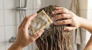 A conceptual illustration showing a clarifying hair bar effectively removing heavy product buildup and excess oil from hair strands.